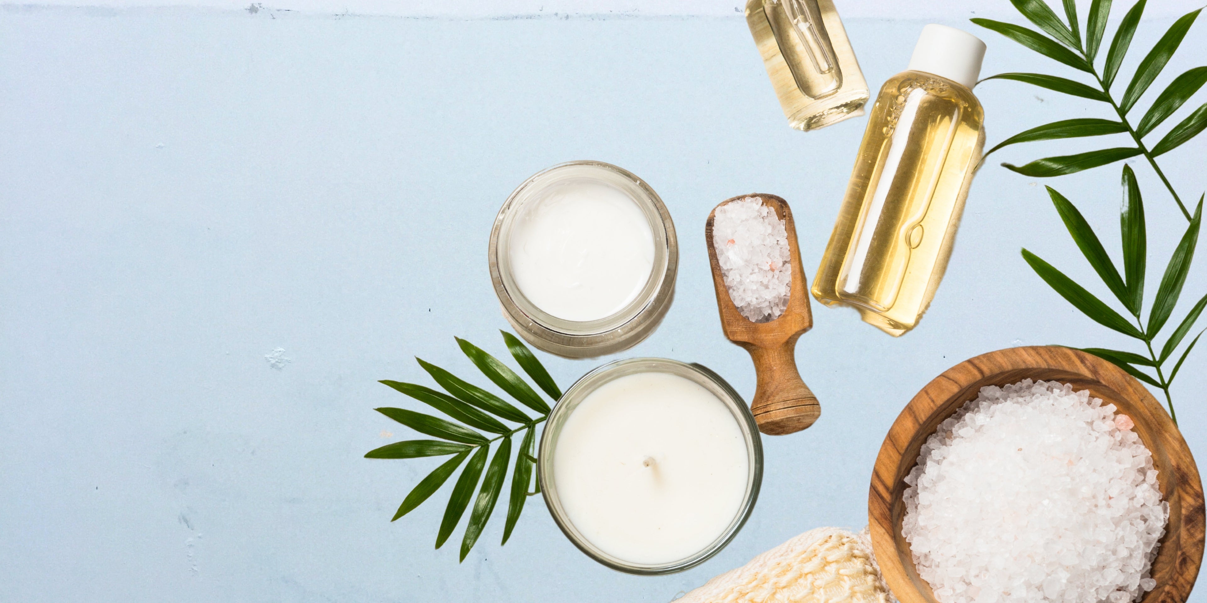 plusieurs produits de soins du corps à côté des feuilles de plantes