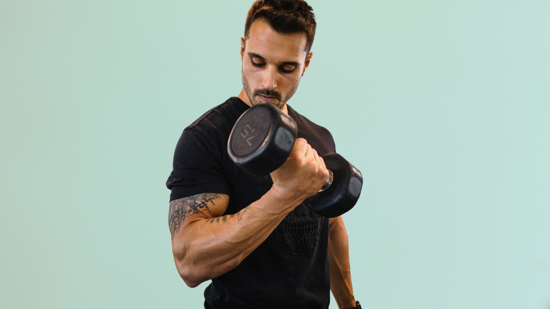 Un homme en train de faire la musculation sur un fond vert.