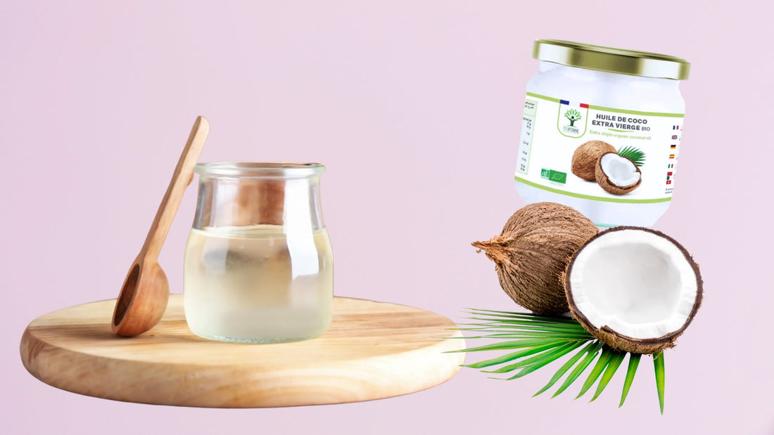 Une bouteille en verre remplie d'huile de coco sur un fond rose clair.