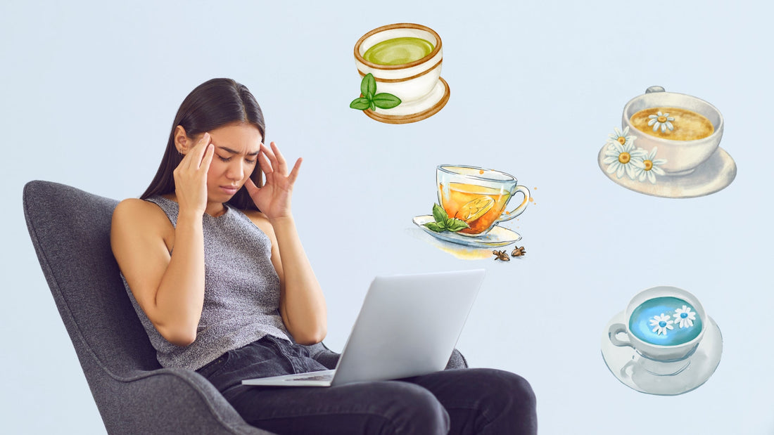 Une femme assise qui une migraine sur un fond bleu clair.